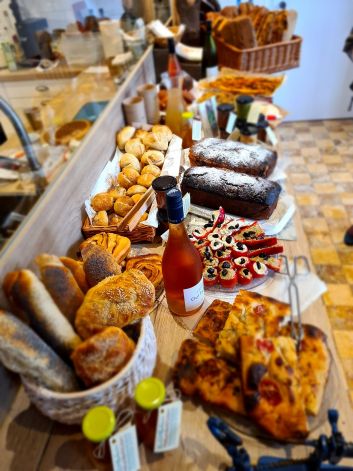 Brote, Gebäck und Antipasti von Basil & Barbarea